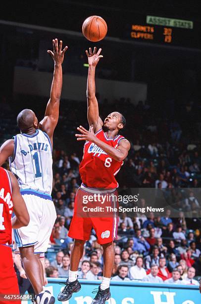 Troy Hudson of the Los Angeles Clippers shoots during the game against the Charlotte Hornets on February 18, 2000 at Charlotte Coliseum in Charlotte,...