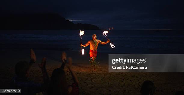 traditioneller hawaiianischer dance - fat guy on beach stock-fotos und bilder