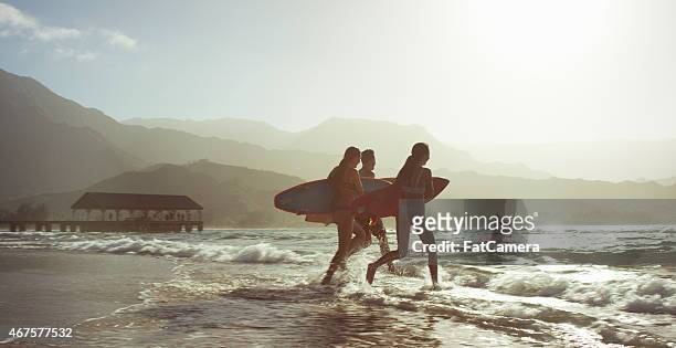 friends going surfing - oahu stockfoto's en -beelden
