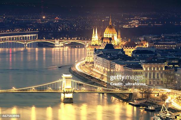 budapest cityscape with chain bridge and parliament - kettingbrug hangbrug stockfoto's en -beelden