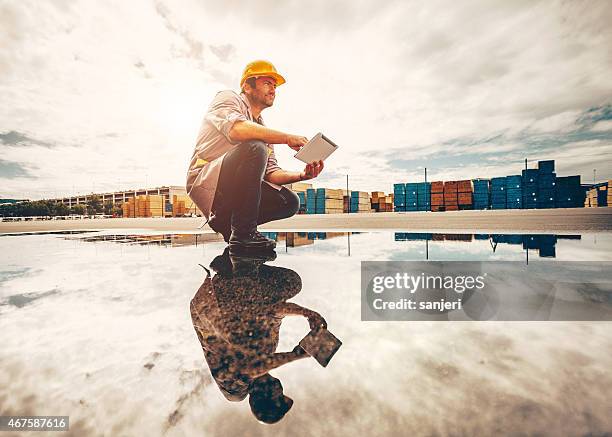 commercial docks worker - dock worker stockfoto's en -beelden