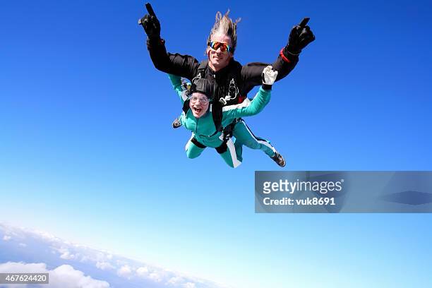 tandem parachutisme en chute libre - tomber en chute libre photos et images de collection