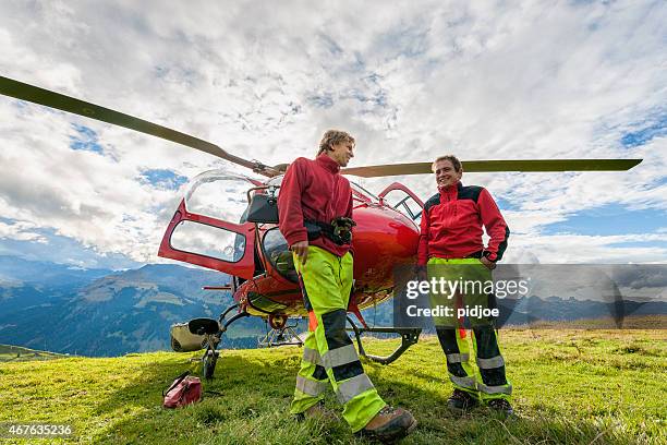 crew davanti all'elicottero di soccorso, in attesa di azione - elicottero-ambulanza foto e immagini stock