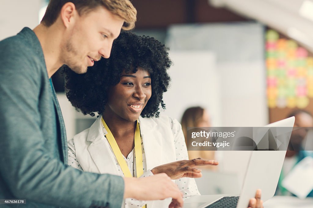 Creativo equipo de una empresa de reciente creación trabajando.