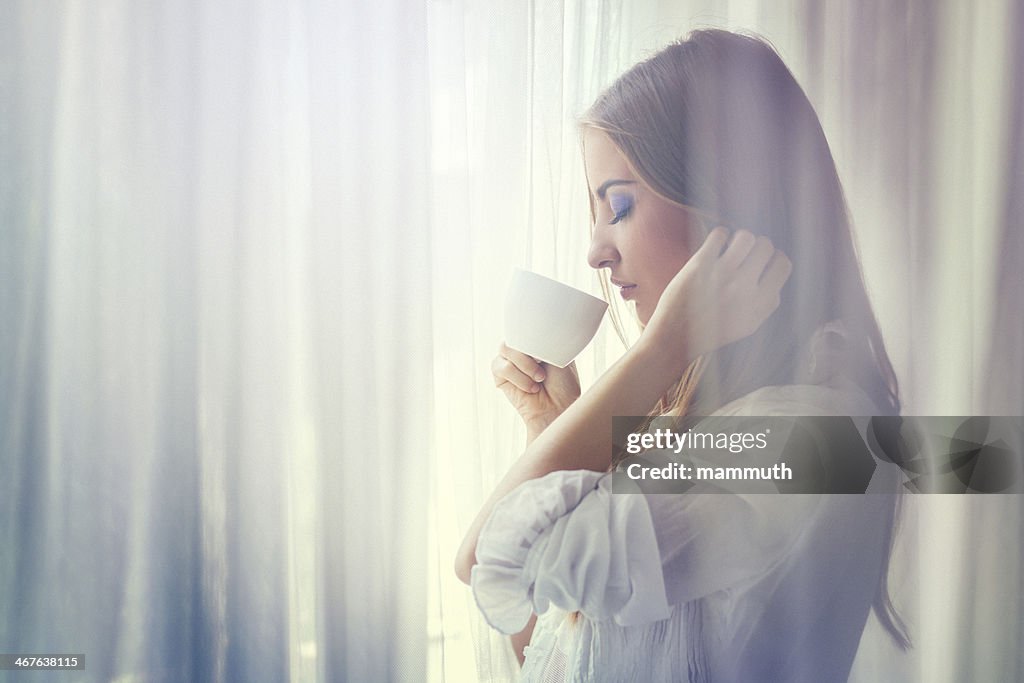 Jovem mulher bebendo café