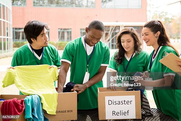 voluntários: college alunos doações de roupa de socorro. - assistência em catástrofes imagens e fotografias de stock