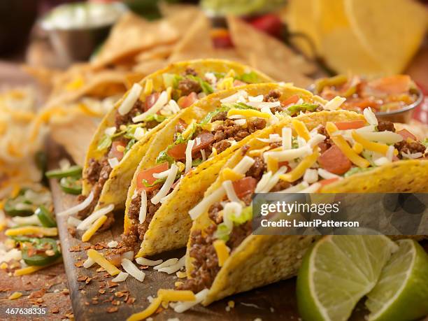 hard beef tacos - taco stockfoto's en -beelden