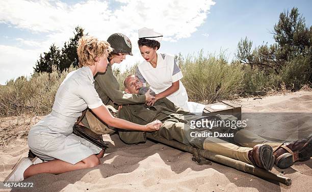 krankenschwestern komfortable einem soldaten des zweiten weltkriegs - hot nurse stock-fotos und bilder