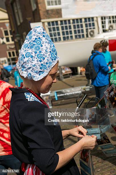 folklore frau in traditioneller kleidung in delft holland, niederlande - folkloric stock-fotos und bilder