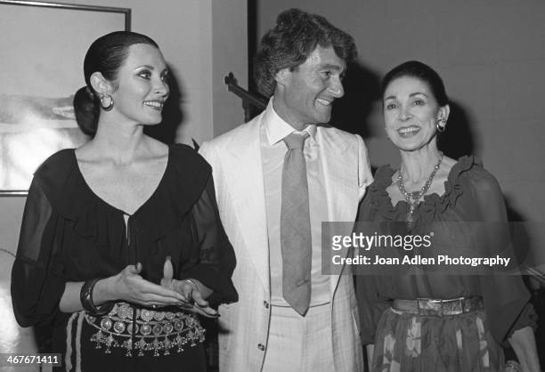 Hosts Vidal and Beverly Sassoon pose with the guest of honour Dame Margot Fonteyn at a reception at their home on June 1, 1978 in Beverly Hills,...