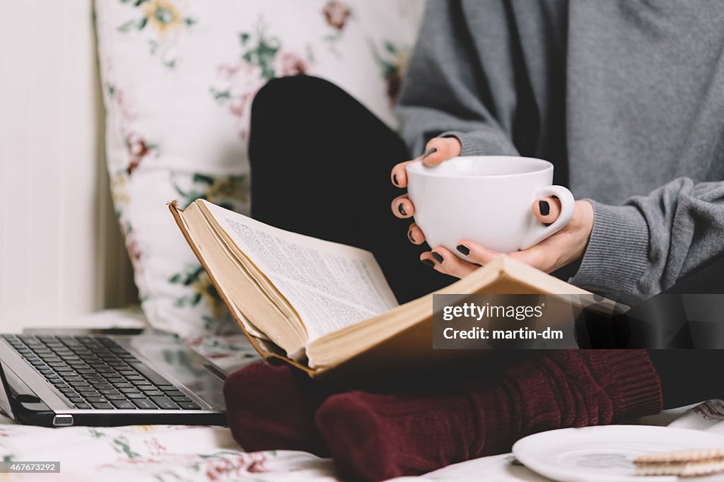 Mädchen liest ein Buch wie zu Hause fühlen