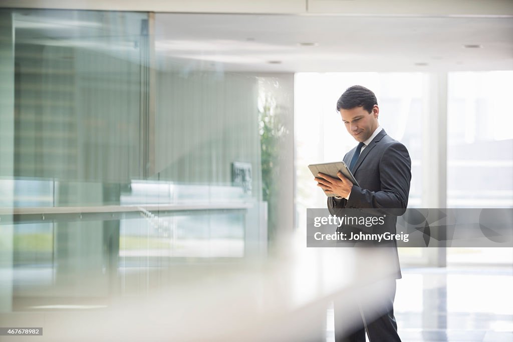 Homem de Negócios usando Tablet Digital no escritório