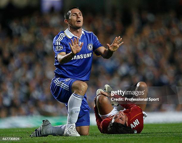 Frank Lampard of Chelsea clashes with Alberto Aquilani of Roma during the UEFA Champions League Group A match between Chelsea and AS Roma at Stamford...