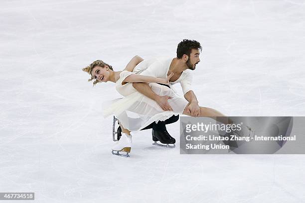 Gabriella Papadakis and Guillaume Cizeron of France perform during the Ice Dance-Free Dance on day three of the 2015 ISU World Figure Skating...