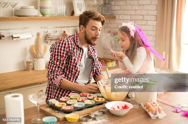padre e figlia cottura in cucina. - fata foto e immagini stock