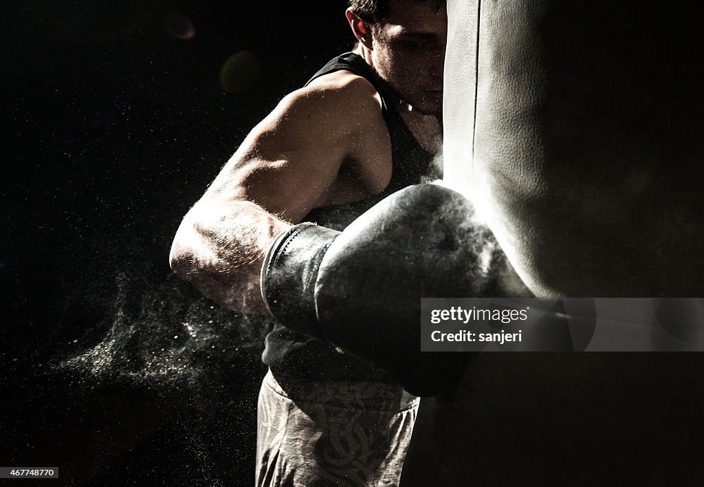 Hombre joven de boxeo