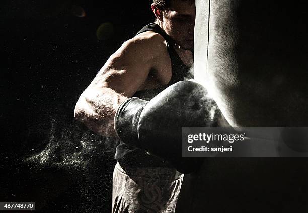 jeune homme de boxe - gants de sport photos et images de collection