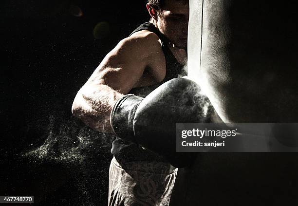 若い男性ボクシング - トレーニンググローブ ストックフォトと画像