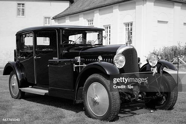 voisin c11 chartreuse classic car in black and white - 20s stockfoto's en -beelden