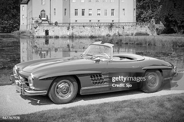 mercedes-benz 300 cabrio klassische sportwagen - mercedes benz 300sl gullwing stock-fotos und bilder