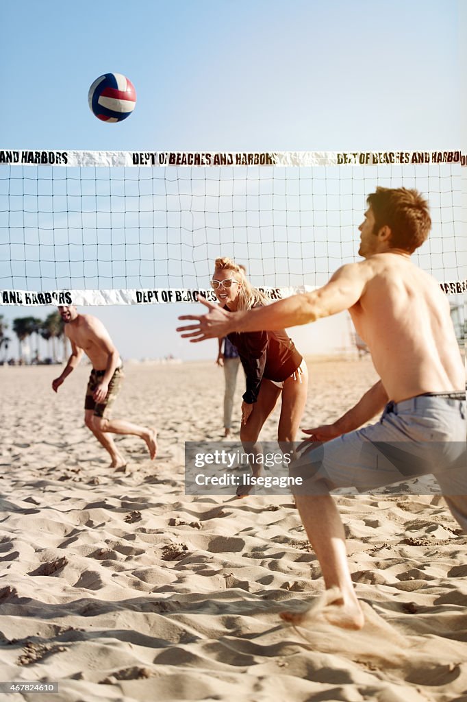 Menschen spielen Sie beach-volleyball