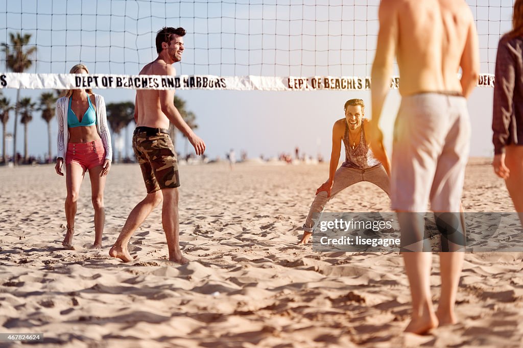 Menschen spielen Sie beach-volleyball