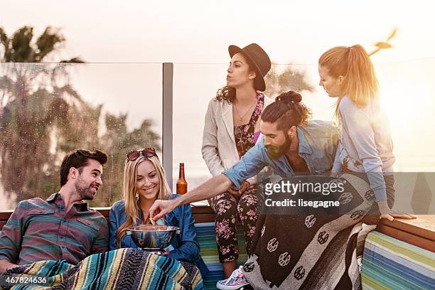 gruppo di amici appendere fuori in terrazza sul tetto - venice couple foto e immagini stock