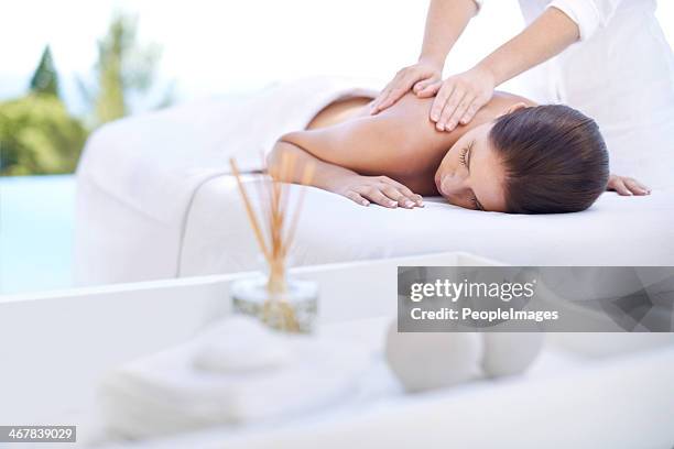 en el spa serenity - massaging fotografías e imágenes de stock