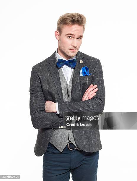 エレガントなブロンドを着ている若い男性のツイードジャケットとリボン紐 - 蝶ネクタイ ストックフォトと画像