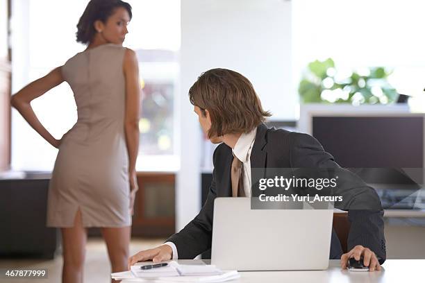 namorar no escritório - política de escritório imagens e fotografias de stock