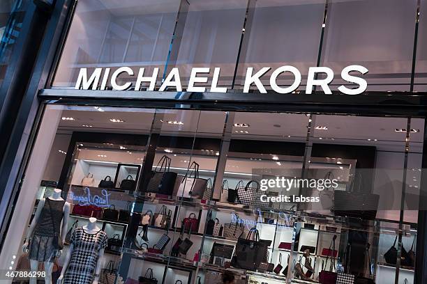 michael kors store in milano, italy - michael kors fashion designer stockfoto's en -beelden