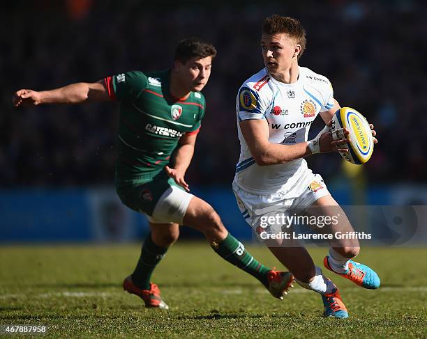 Henry Slade of Exeter Chiefs avoids Ben Youngs of Leicester Tigers during the Aviva Premiership match between Leicester Tigers and Exeter Chiefs at...