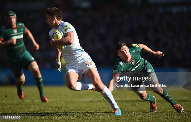 Henry Slade of Exeter Chiefs avoids Ben Youngs of Leicester Tigers during the Aviva Premiership match between Leicester Tigers and Exeter Chiefs at...