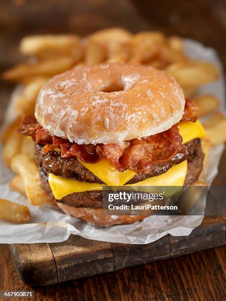 kandierter donut cheeseburger mit speck - bacon cheeseburger stock-fotos und bilder