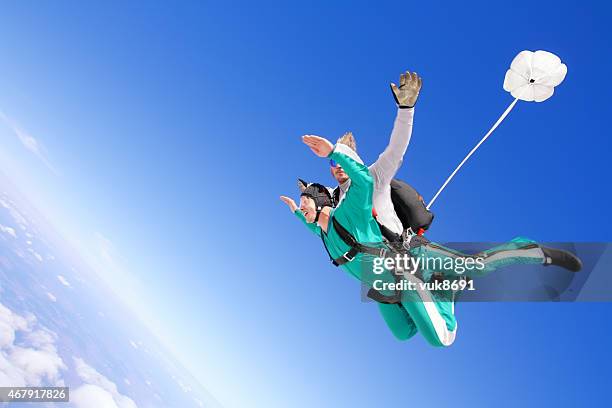 tandem-skydiving - fallschirmsprung stock-fotos und bilder