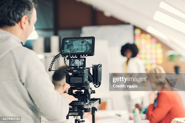 cameraman al lavoro. - equipe cinematografica foto e immagini stock