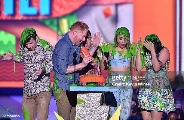 Actors Nolan Gould, Jesse Tyler Ferguson, Rico Rodriguez, Sarah Hyland and Ariel Winter of Modern Family accept award for Favorite Family TV Show...