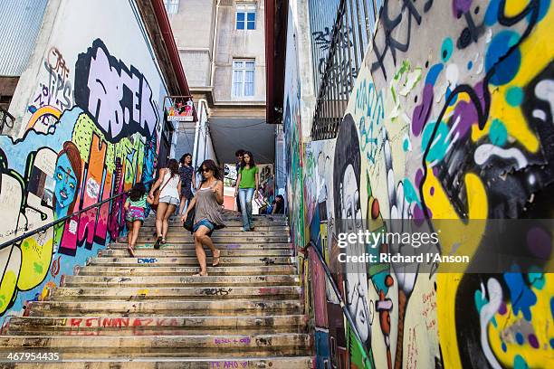 people on steps on alegre hill - valparaíso città del cile foto e immagini stock