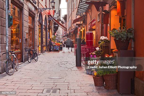 the streets of the historic centre of bologna. - bologna fotografías e imágenes de stock