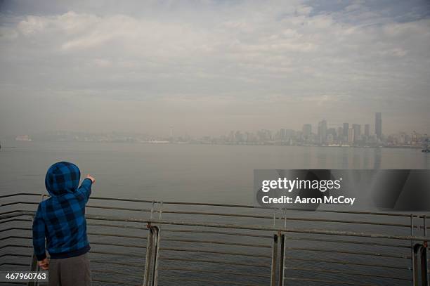 the smoggy city - luchtvervuiling stockfoto's en -beelden
