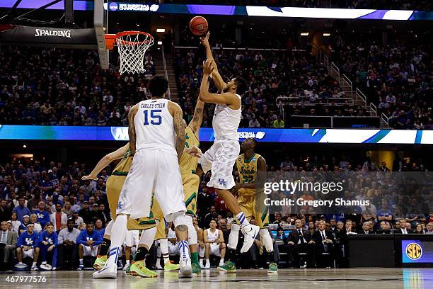 Karl-Anthony Towns of the Kentucky Wildcats drives to the basket against the Notre Dame Fighting Irish during the Midwest Regional Final of the 2015...