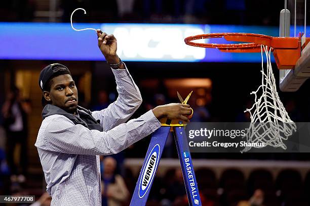 Alex Poythress of the Kentucky Wildcats cuts down the net after defeating the Notre Dame Fighting Irish during the Midwest Regional Final of the 2015...