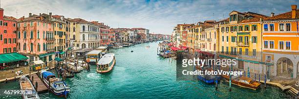 embarcaciones en ocupado de venecia gran canal entre palazzo italia - venice italy fotografías e imágenes de stock