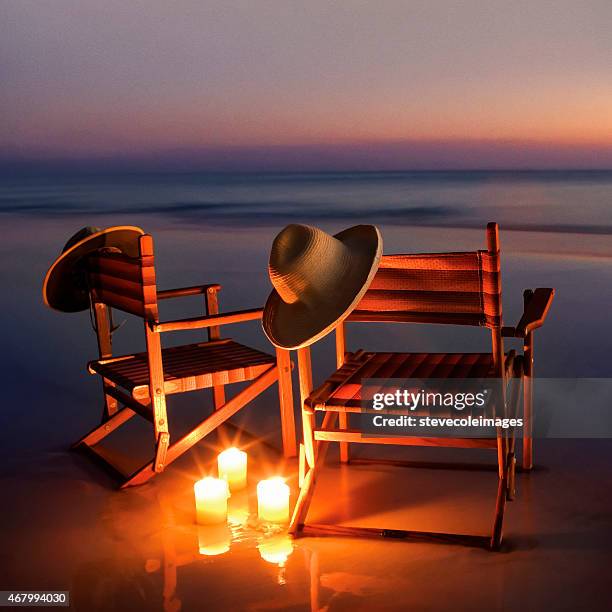 hölzerne liegestühle am strand bei sonnenuntergang oder sunrise, - destin beach stock-fotos und bilder