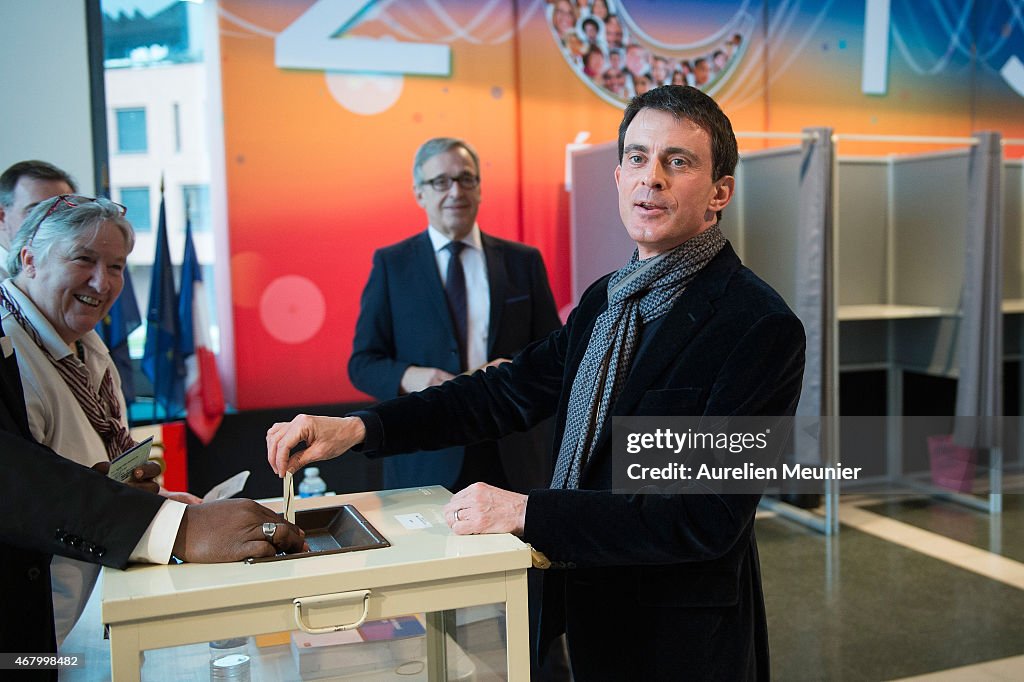 French Prime Minister Manuel Valls Votes During the 2nd Round Of French Departemental Local Elections In Evry - South Of Paris