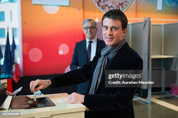 French Prime Minister Manuel Valls votes during the second round of the French Departemental local elections on March 29, 2015 in Evry, France. The...