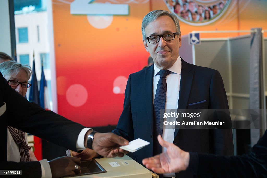 French Prime Minister Manuel Valls Votes During the 2nd Round Of French Departemental Local Elections In Evry - South Of Paris