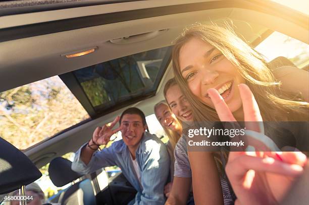 groupe de jeunes en voiture. - spring break photos et images de collection