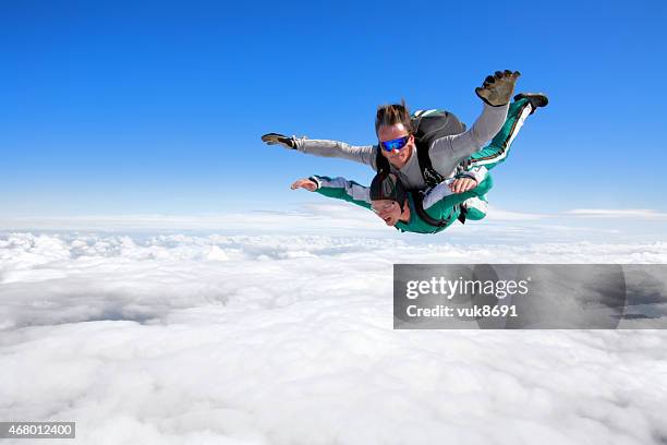 tandem de skydiving - paraquedismo imagens e fotografias de stock