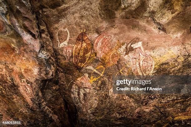 rock art in main gallery on injalak hill - prähistorische kunst stock-fotos und bilder